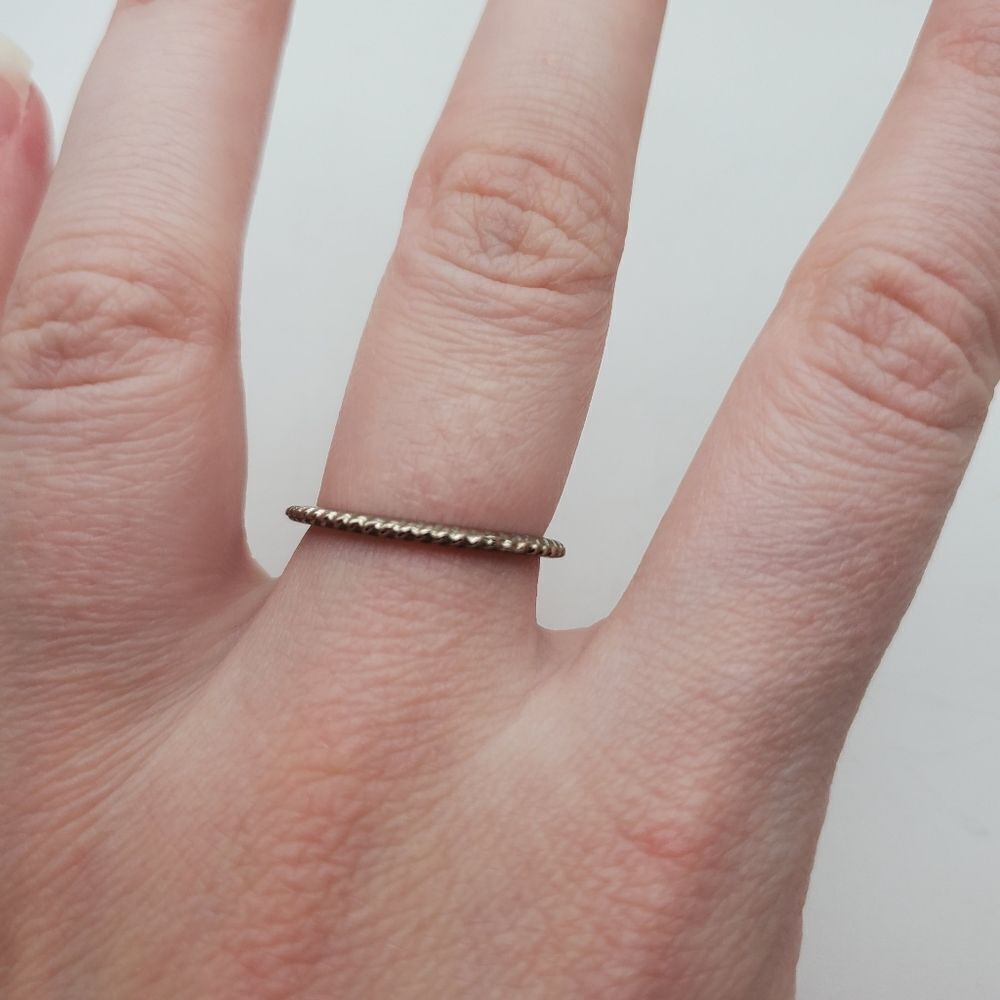 Silver toned sparkle simplsitic ring size 6
